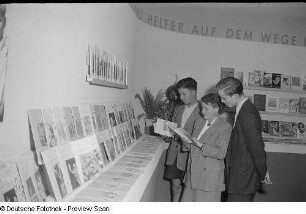 Besucher am Stand des Kinderbuch Verlages Berlin im Hansa-Haus, Herbstmesse 1953