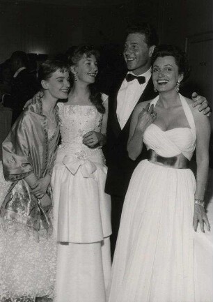 Isabelle Pia, Odile Versois, Jean-Pierre Aumont, Claude Farrère [im Maison de France]