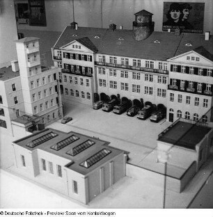 Feuerwache (Louisenstraße?), Feuerwehrautos, Ausstellung mit Modell der Feuerwache Louisenstraße, Feuerwehrleute mit Einsatzleiter Kaiser