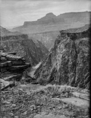 Grand Canyon mit dem Colorado River : Blick in eine Schlucht des Grand Canyon. Im Kerbtal der Colorado River