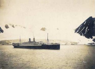 Spitzbergen. Luxusdampfer in der Smerenbergbucht