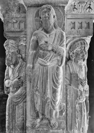 Nordflügel — Pfeiler Relief