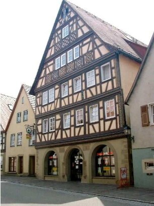 Stadtbild - Haus Hauptstrasse 36-Ansicht über Giebelseite mit Fachwerk-Obergeschossen auf steinernem Stock25072004