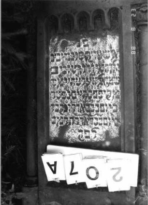 Grabstein 207 (Index: 100095896) Maße HxBxT: 187x62x30 cm Symbolik: Schofar Besonderheit: kulturhistorisch wertvoll / hist.-wiss. Gründe (Gemeindestellung): Grabstein 207A