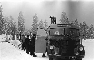 Ruhestein: Ski werden vom Bus geladen