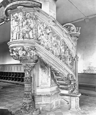 Halle (Saale), Dom, urspr. Dominikaner-Klosterkirche St. Pauli, Inneres, am nördl. 4. Pfeiler von Westen, Sandsteinkanzel; Ulrich Creutz