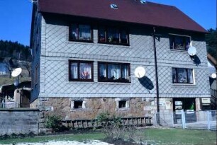 Wohnhaus, unten Verkaufsstelle (?)