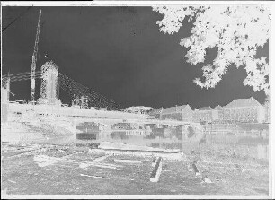 Staustufe Schweinfurt. Straßenbrücke. Vorbau der Brücke über den Main, im Hintergrund die Maxbrücke. Schweinfurter Pegel = 67 cm.