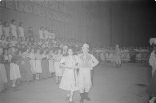 Sorbisches Jugendensemble der Sorbischen Oberschule Bautzen. : Prěnja Serbska kulturna brigada Serbskeje wyšeje šule w Budyšinje.