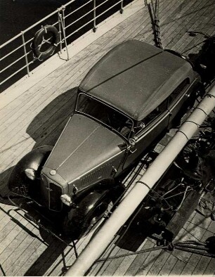 Travemünde. Der PKW des Fotografen ist auf das Passagierschiff "Hansestadt Danzig" des Seedienstes Ostpreußen verladen und vertäut wurden.