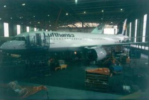 Hamburg. Airbus-Maschine in Werfthalle bei MBB, zur Auslieferung an die Lufthansa bestimmt