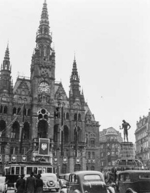 Reichenberg, Altstädter Platz : Reichenberg (Liberec/Tschechische Republik). Rathaus und Metzner-Brunnen