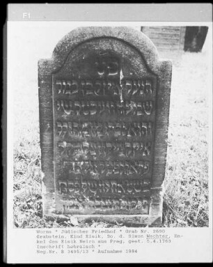 Grabstein von Kind Eisik, Sohn des Simon Wechter, Enkel des Eisik Neirn aus Prag (gestorben 1763.04.05)