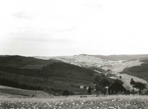 Westerzgebirge. Schwarzwassertal (von links nach rechts) und Breitenbrunn in der Rodungsmulde des Großen Ortsbaches. Blick von Steinheidel von Westnord