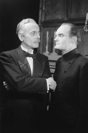 Szenenbilder aus dem Drama "Ein Inspektor kommt" von John Bonyton Priestley im Theater am Schiffbauerdamm Berlin : Szene mit Ernst Waldow als Arthur Birling (links) und Alfred Schieske als Inspektor Goole (rechts)