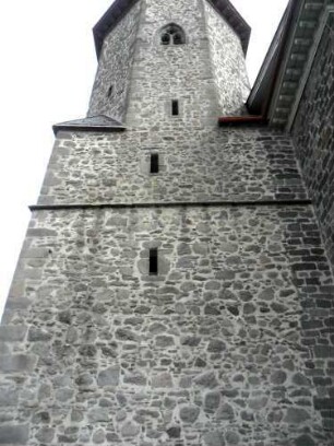 Kirchturm von Süden (Gotische Gründung Jahr 1321) mit Schießscharten (Schlitzscharten) und octogonalen Obergeschossen sowie Werksteinen im Mauersteinverband