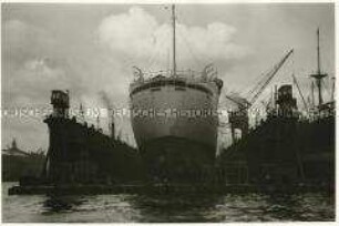 Das KDF-Schiff "Robert Ley" auf dem Trockendock im Hamburger Hafen