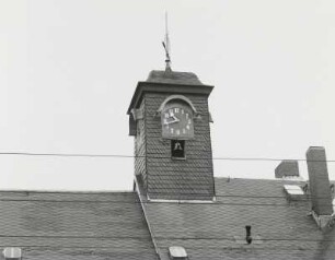 Schneeberg-Griesbach. Dachreiter der Schule : Schneeberg-Griesbach, Grüner Platz 7. Ehemalige Schule, Dachreiter mit Glocke und Uhr