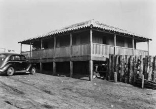 Fazenda de Sapé : Gebäude der Fazenda de Sapé. Davor ist ein Auto geparkt.