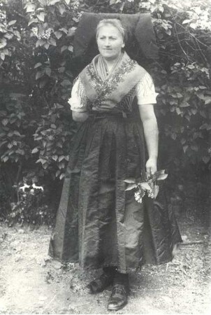 Sonntagstracht vor dem 1. Weltkrieg aus Byhleguhre : Kleidung - niedersorbische Tracht. Ort: Běła Góra / Byhleguhre. Sonntagstracht vor dem 1. Weltkrieg.