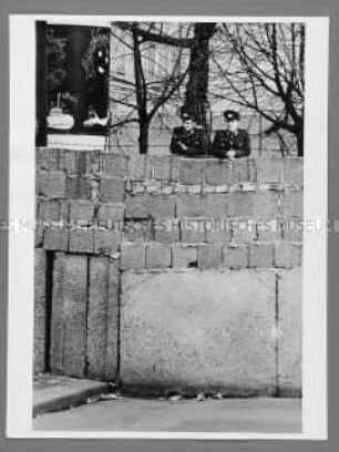 Volkspolizisten an der Berliner Mauer