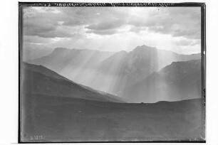 Blick oberhalb von Fetan [= Ftan] auf die angrenzende Gebirgslandschaft mit Wolken