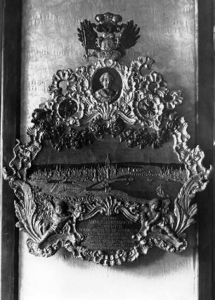 Relief mit Stadtansicht von Frankfurt : Relief mit Stadtansicht von Frankfurt. Holz, geschnitzt, bemalt (1764). Seligenstadt (Kreis Offenbach), Ehemalige Benediktinerabtei Sankt Marcellinus und Petrus, Neue Abtei, Kaisersaal, Obergeschoss