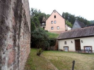 Stadtbefestigung-Schenkelmauer im Osten an der Hauptstraße im Verlauf zur Burg hochziehend (Wehrgang abgetragen)