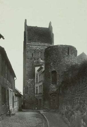 Demmin, Stadt : Demmin. Stadtmauer und Luisentor oder Kuhtor, Turmstraße