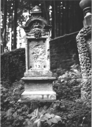 Grabstein 13 (Index: 100112676) Zustand: Inschrifttafel fehlt, Sockel beschriftet Maße HxBxT: 210x74x43 cm: Grabstein 13