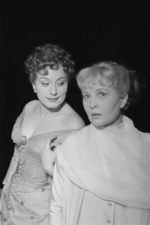 Szenenbilder aus "Um Lucretia" von J. Giraudoux. it K. Braun u. a. Schloßpark-Theater Berlin, Erstaufführung 21.04.1955