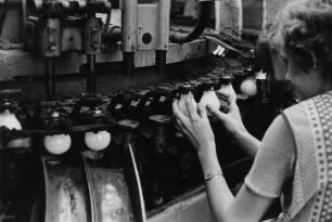 Arbeiterin in der Glühbirnenproduktion (VEB Kombinat Narva, Berliner Glühlampenwerk)