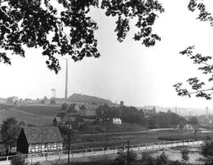 Halsbrücke, Blick über Huthaus Johannes Schacht, im Vordergrund links auf die Förderanlage und Schlackenhalde der Hütte