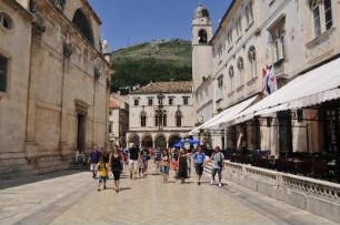 Dubrovnik - Touristen gehen durch die Altstadt : Touristen gehen an der Blasiuskirche (links) durch die Altstadt. Aufgenommen am 2. Juli 2010 in Dubrovnik