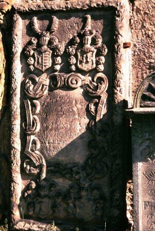 Detail voriges Bild: Nahaufnahme des mittleren Grabsteins