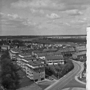 vorne Wohngebäude der Pillauer Straße, dahinter Wohngebäude der Königsberger Straße, Blick aus Südwesten von einem Wohnhochhaus