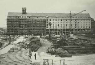 Ansicht mit Wohn- und Geschäftshäusern (im Bau)
