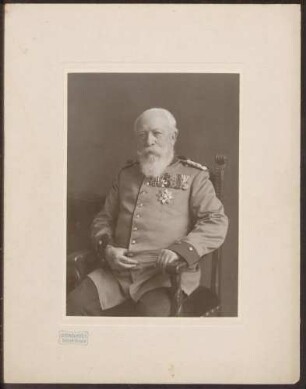 Großherzog Friedrich I. in Uniform mit Auszeichnungen, sitzend, Kniestück.
