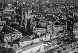 Dresden: Nordöstlicher Teil der Altstadt zwischen Schießgasse und Neumarkt. Luftbild-Schrägaufnahme von Ost