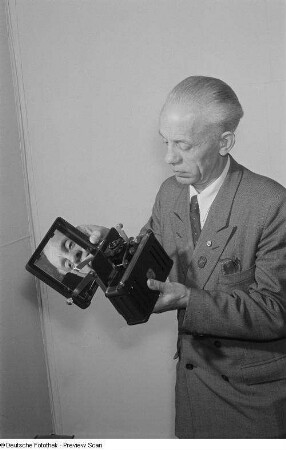 Eine Person präsentiert ein Exponat des VEB Gerätewerk Friedrichshagen auf der Leipziger Herbstmesse 1954