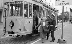 Fahrt mit der zwischen Stadtgarten und Schloss im Rahmen der Bundesgartenschau verkehrenden Oldtimer-Straßenbahnen.