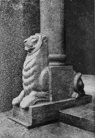 Der württembergische Hirsch und der staufische Löwe den Westeingang der Ulmer Pauluskirche flankierend — Löwe