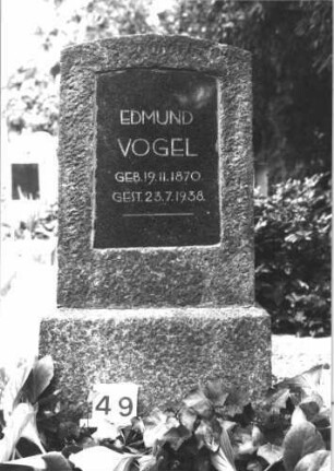 Grabstein 49 (Index: 99805141) Material: Granit, schwarze Marmorplatte Zustand: gut Maße HxBxT: 113x52x22 cm Beschreibung: Stele, Sockel, Segmentbogenabschluß, Schriftplatte: Grabstein 49