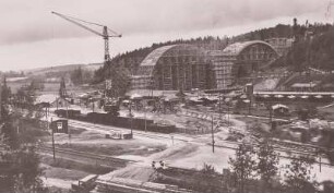 Bau der Autobahnbrücke bei Weißensand zur Überführung der Autobahn Dresden-Hof über das Götzschtal. Ansicht der Baustelle mit Turmdrehkran, Anschlussbahn und Feldbahnsowie zwei Lehrgerüsten für Gewölbe