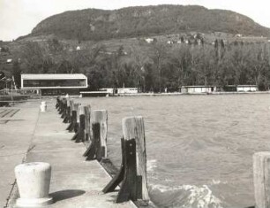 Badacsony, Ungarn. Mole und Restaurant "Tatica" am Ufer des Balaton (Plattensee). Blick gegen den Badacsony (436 m)