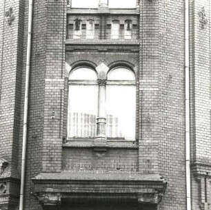 Cottbus, Rudolf-Breitscheid-Straße 1/Ecke Taubenstraße. Verwaltungsgebäude (um 1900; Finanzamt, ehemals Rat der Stadt), Eckerker, Fenster (1. Obergeschoß)