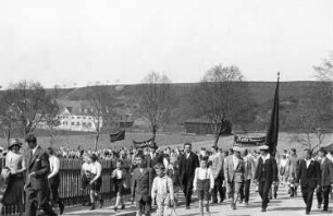 Demonstrationszug endet in Dohna, Demonstranten auf der Dresdner Strasse in Dohna