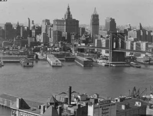 New York, Blick über den East River mit Brooklyn Bridge auf Manhattan