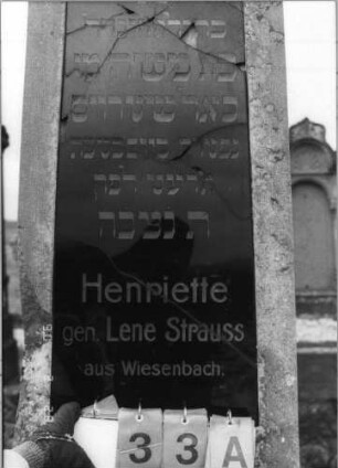 Grabstein 33 (Index: 100114936) Material: ? und polierter Granit Zustand: Textplatte mehrfach zerbrochen und repariert Maße HxBxT: 216x60x32 cm Beschreibung: Stele auf gestuftem Sockel, eingesetzte Textplatte: Grabstein 33A