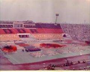 Kassette mit einem Fotoalbum zum III. Deutschen Turn- und Sportfest anlässlich des 10. Jahrestages der Gründung der DDR